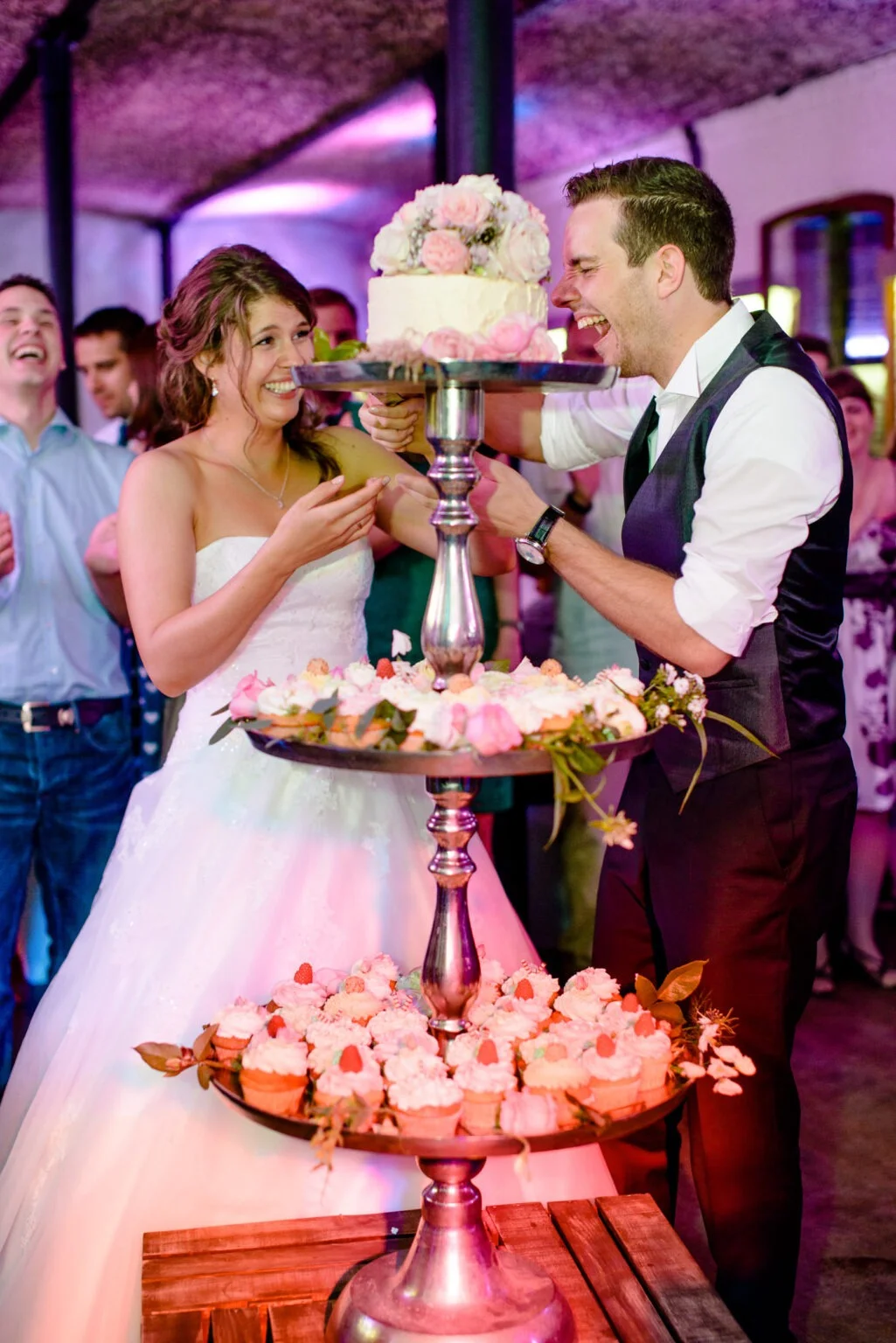 Karin & Tobi – Wedding Photographers 5 Bride and groom cutting their wedding cupcake tower at Le PomPom in Cologne, Germany – captured by a Wedding Photographer Cologne for authentic wedding photography moments